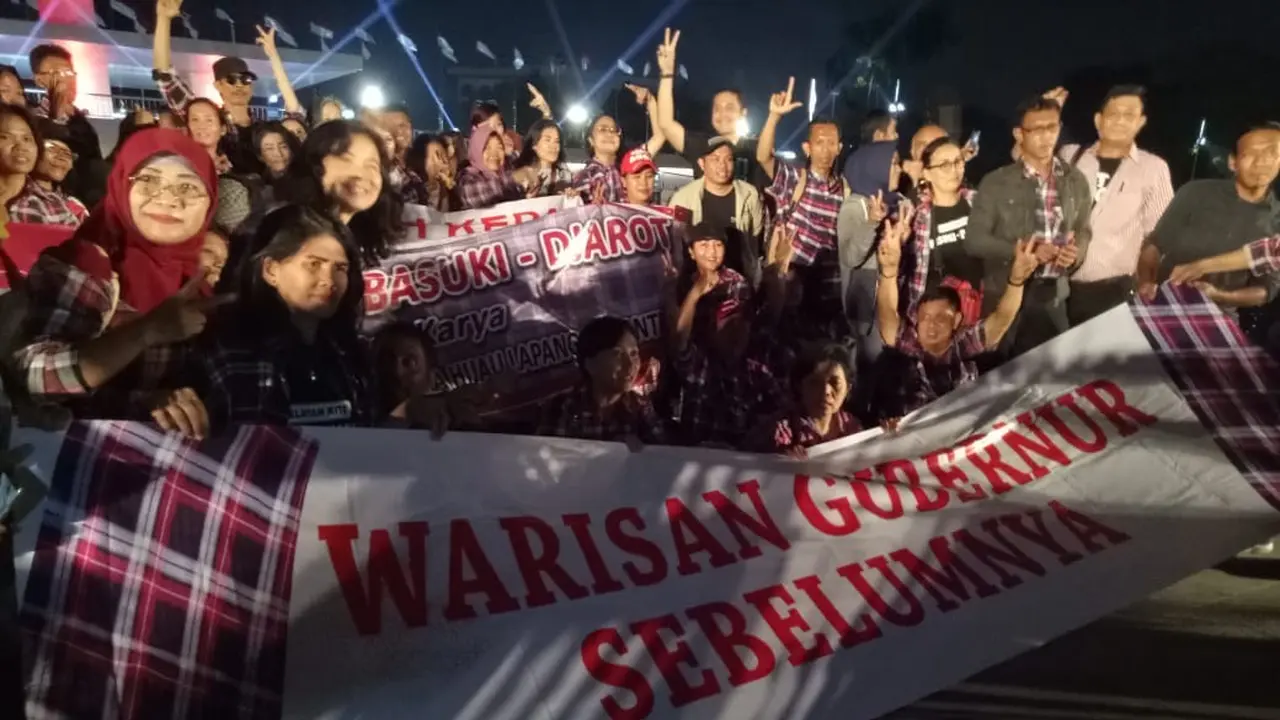 Sekelompok orang menghadiri peresmian Taman Lapangan Banteng dan mengelukan Ahok (Liputan6.com/Delvira)