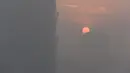 Pemandangan matahari terbenam terlihat dalam kabut asap di Zhengzhou, Provinsi Henan, China (2/1). Awal tahun 2017, Kabut asap tebal masih menyelimuti sejumlah provinsi di Cina dan membuat jarak pandang tidak terlihat jelas. (Reuters/Stringer)