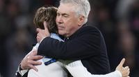 Pemain Real Madrid, Luka Modric berpelukan dengan pelatih Carlo Ancelotti setelah laga lanjutan Liga Spanyol 2023/2024 melawan Sevilla di Stadion Santiago Bernabeu, Madrid, Spanyol, Senin (26/02/2024) dini hari WIB. Los Blancos menang dengan skor 1-0. (AP Photo/Manu Fernandez)