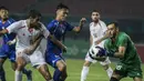 Kiper Palestina, Rami Hamada, menangkap bola tendangan pemain Taiwan pada laga Grup A Asian Games di Stadion Patriot, Jawa Barat, Jumat (10/8/2018). Kedua negara bermain imbang 0-0. (Bola.com/Vitalis Yogi Trisna)
