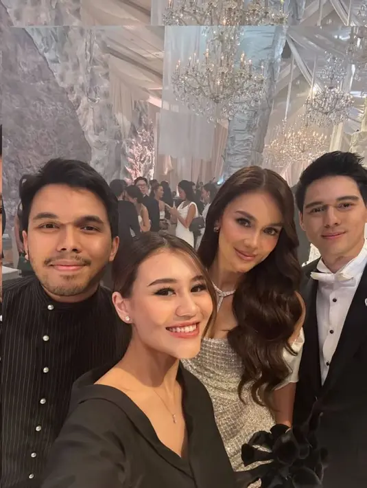 Aaliyah tampil edgy namun tetap feminin dalam atasan asimetris hitam dan silk skirt yang mengalir lembut. Thariq pun memilih gaya yang tak biasa lewat kemeja bergaris dengan siluet beskap, memberikan twist unik pada gaya formal pria. [@aaliyah/massaid].