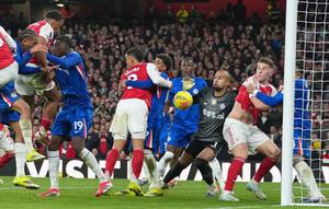 Dua gol Arsenal dicetak oleh William Saliba (21') dan Jurrien Timber (66'). Sementara satu gol Chelsea dilesatkan didapatkan dari gol bunuh diri Piero Hincapei pada menit ke-45+2. (AP Photo/Alastair Grant)