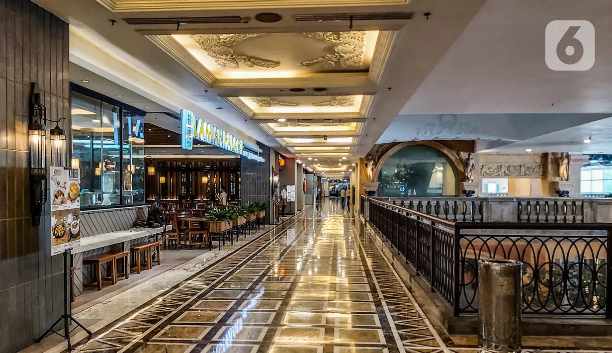 Suasana pusat perbelanjaan yang relatif sepi pengunjung di Mal Grand Indonesia, Jakarta, Selasa (17/3/2020). Seiring meluasnya virus corona Covid-19 di Indonesia, pengunjung pusat perbelanjaan atau mal langsung turun drastis dengan penurunan fluktuatif sekitar 10-15%. (Liputan6.com/Faizal Fanani)