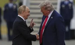 Presiden Donald Trump menyambut Presiden Rusia Vladimir Putin di Pangkalan Gabungan Elmendorf-Richardson, Alaska,&nbsp;Amerika Serikat, Jumat (15/8/2025). (Dok. AP/Julia Demaree Nikhinson)