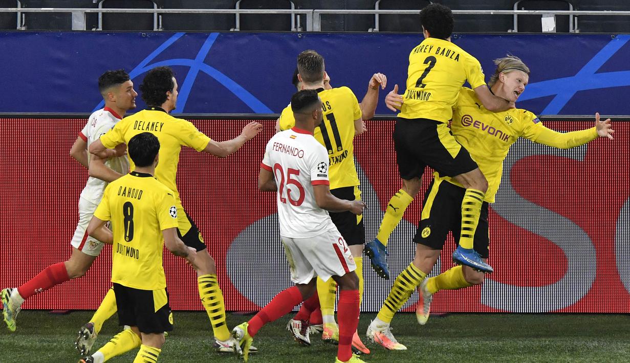 Karena tak terima kipernya diejek, sejumlah pemain Sevilla tampak marah dan mengejar Erling Haaland. (AP Photo/Martin Meissner, Pool)