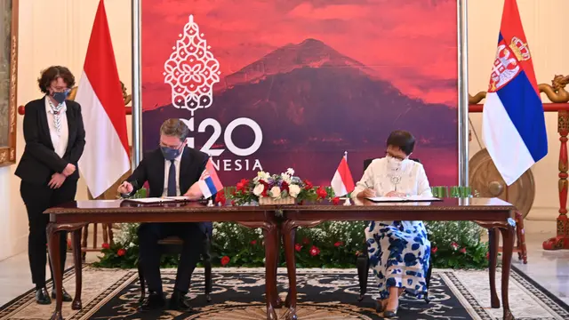 Pertemuan antara Menteri Serbia Nikola Selakovic dan Menlu Retno Marsudi dalam press briefing bersama media,  Senin (23/5/2022). (Foto: Kemlu RI)