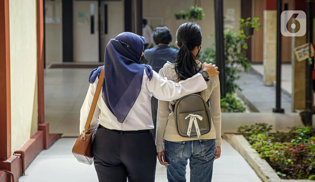Sejumlah keluarga korban kebakaran Lapas Kelas I Tangerang mendatangi RS Polri Kramat Jati di Jakarta, Rabu (8/9/2021). Keluarga korban kebakaran Lapas Kelas I Tangerang mendatangi Posko Ante Mortem untuk melaporkan kehilangan anggota keluarga mereka. (Liputan6.com/Faizal Fanani)