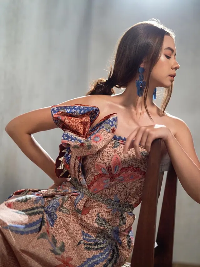 Pesona Yuki Kato Dalam Busana Kain Nusantara. (Sumber: Instagram/yukikt)