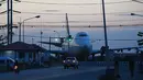 Sebuah pesawat Boeing 747 terlihat di persimpangan jalan raya Nakhon Pathom, Bangkok, Thailand (19/1). Pesawat ini sengaja diletakkan dipersimpangan jalan sebagai hiasan kota. (AFP PHOTO / Christophe Archambault)