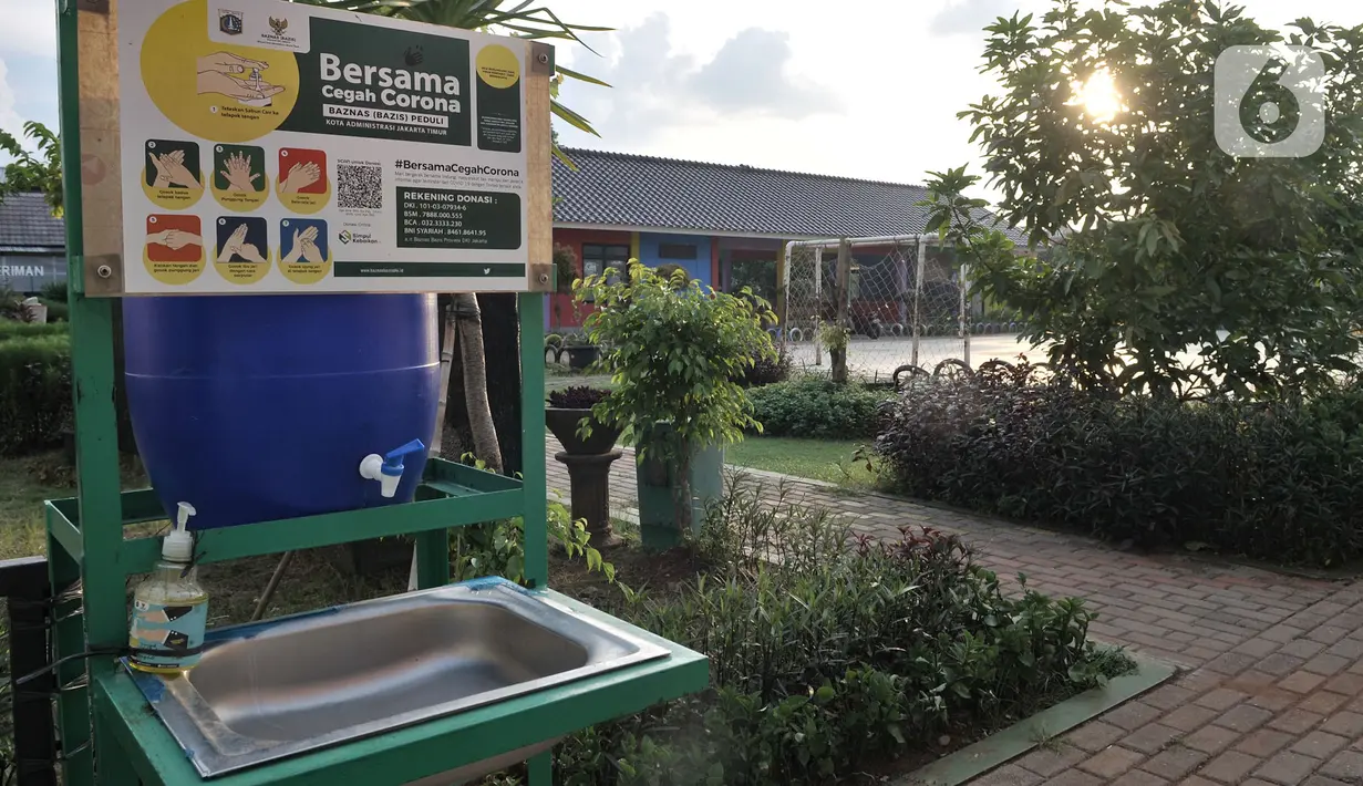 Suasana Ruang Publik Terpadu Ramah Anak (RPTRA) Utakara Beriman, Jakarta, Senin (8/6/2020). Pemprov DKI masih menutup seluruh RPTRA di Ibu Kota hingga waktu yang belum ditentukan. (merdeka.com/Iqbal S Nugroho)