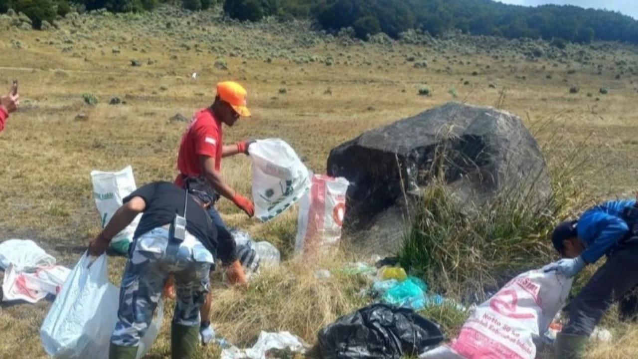 Dirjen Kemenhut Ingatkan Pendaki Soal Sampah di Gunung Gede Pangrango