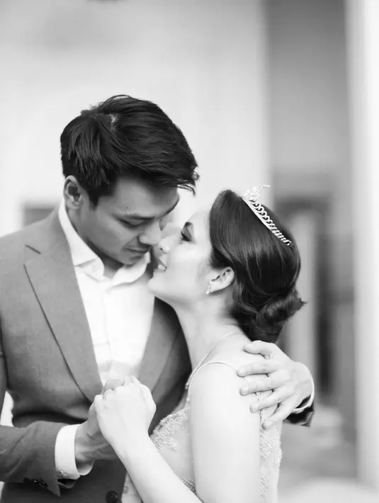 <p>Merayakan ulang tahun pernikahan yang pertama, Chelsea Islan mengunggah foto mesra dengan suami. Foto-foto ini seakan jadi bukti keharmonisan pernikahannya. [Foto: Instagram.com/chelseaislan]</p>