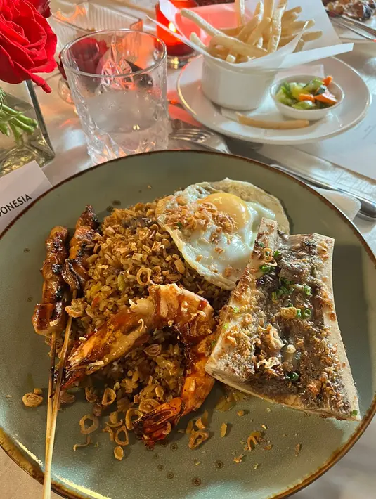 Dalam konsep baru ini, Chef Hironori Sato ingin menyajikan menu spesial yang banyak dinantikan. Salah satunya adalah Special Fried Rice khas Indonesia yang dikemas apik dengan tambahan bone marrow. Unik dan mengenyangkan.  [ Foto: Adinda Tri Wardhani - Fimela.com.]