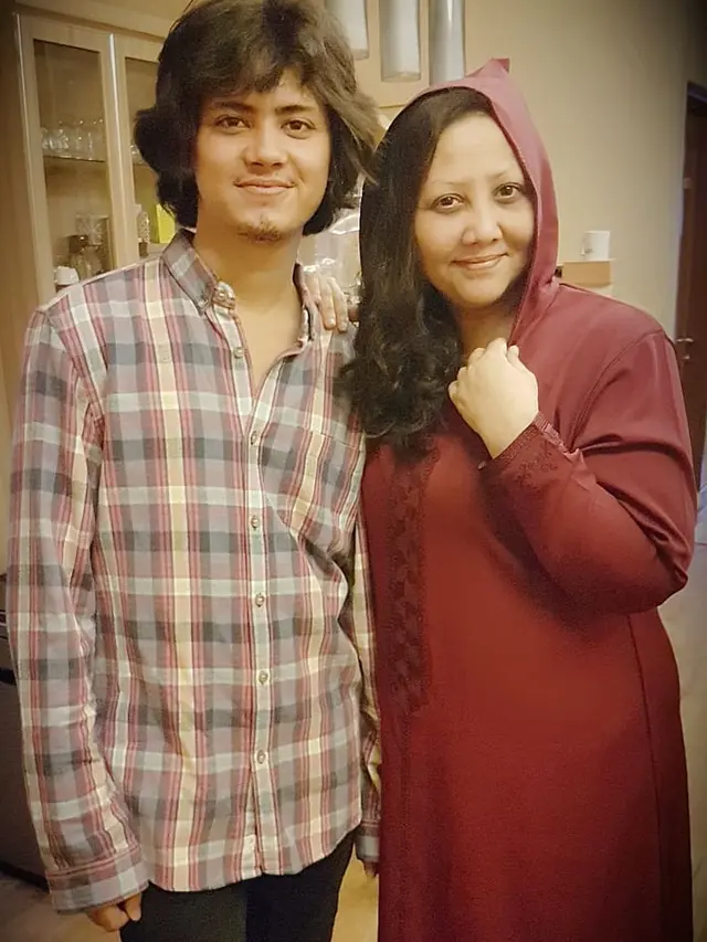 Jarang Terekspos, Ini 6 Potret Kebersamaan Aliando dan Ibunda yang Seorang Artis