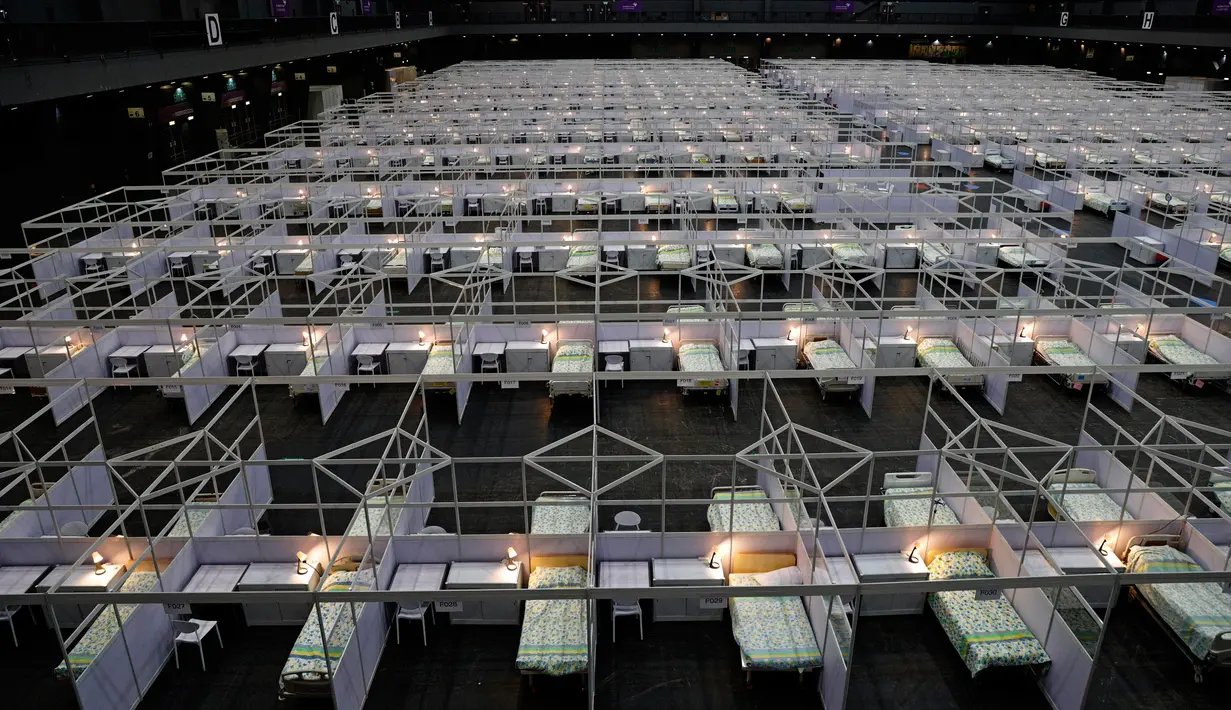Barisan tempat tidur terlihat di rumah sakit lapangan sementara yang didirikan di Asia World Expo di Hong Kong, Sabtu (1/8/2020). Rumah sakit baru itu akan menerima pasien COVID-19 berusia antara 18 dan 60 tahun dengan sekitar 500 tempat tidur tersedia pada tahap pertama. (AP Photo/Kin Cheung)