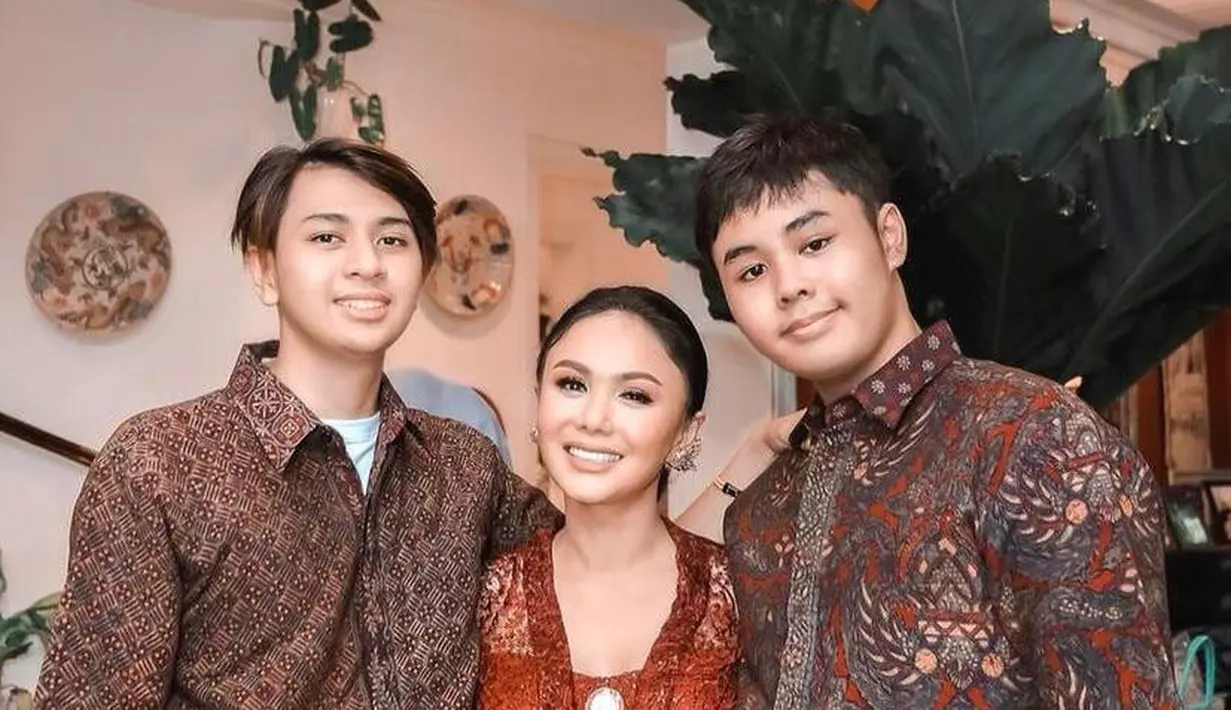 Begini potret Yuni Shara bersama kedua buah hatinya. Paras awet mudanya banjir pujian. (Instagram/yunishara36).