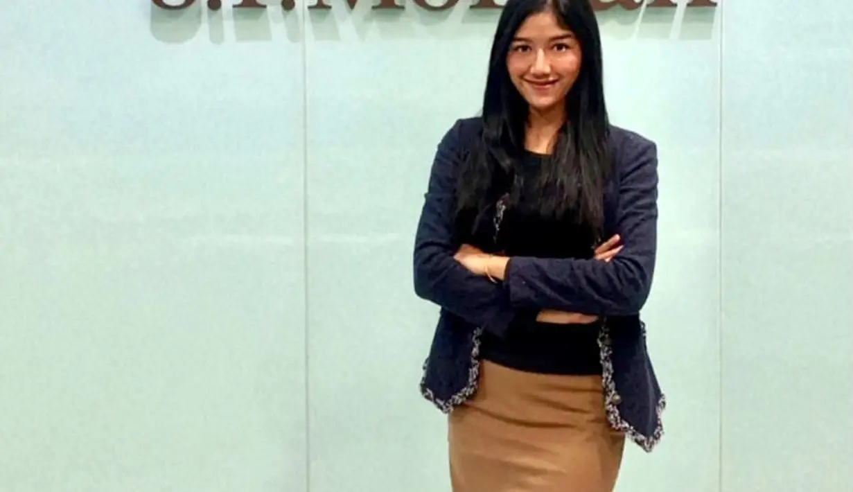 Atau saat Erina Gudono pakai tank top hitam yang ditumpuknya dengan blazer biru navy, dan rok span pendek berwarna cokelat. [Foto: Instagram/erinagudono]