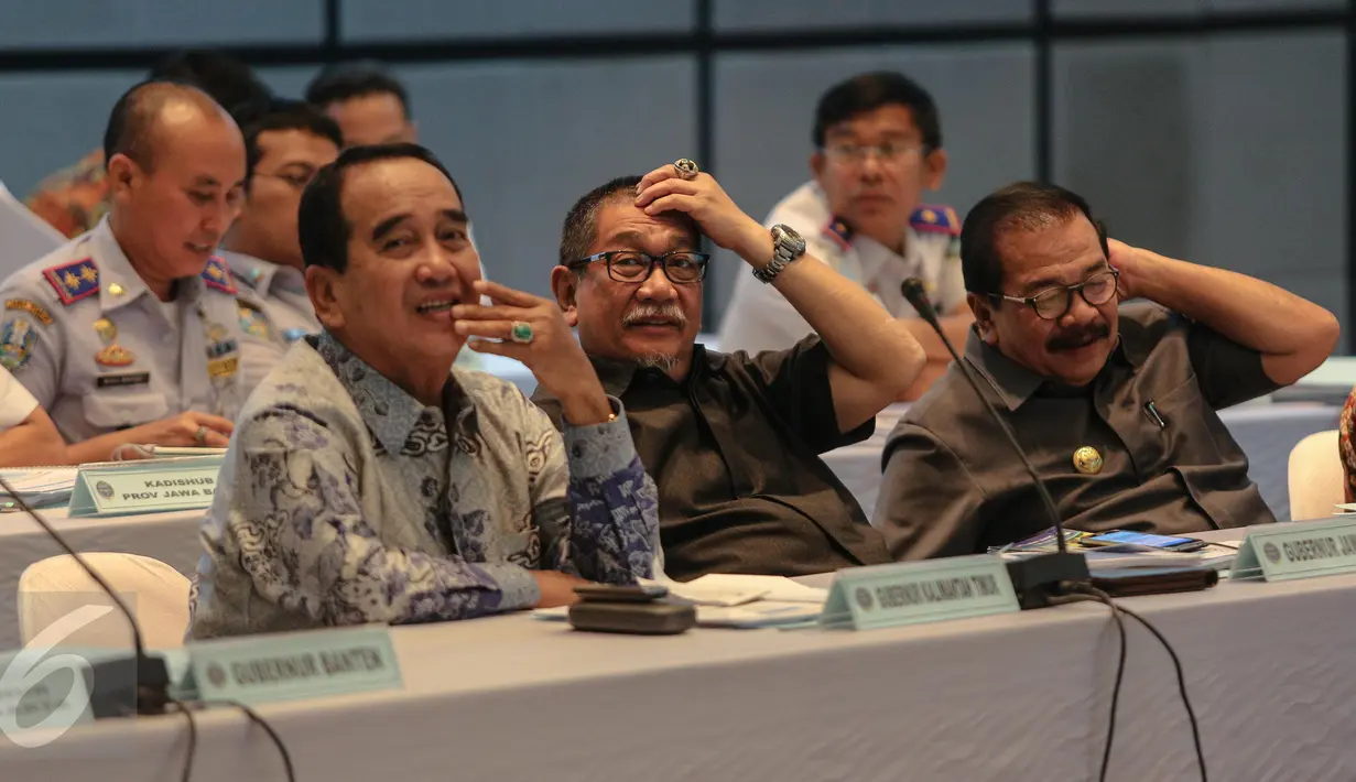 Wakil Gubernur Kaltim, Mukmin Faisyal (kiri) dan Wakil Gubernur Jawa Barat Deddy Mizwar (tengah) menghadiri rapat koordinasi terkait persiapan angkutan mudik lebaran, di kantor Kementerian Perhubungan, Jakarta, Selasa (30/6). (Liputan6.com/Faizal Fanani)