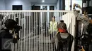 Polisi berjaga saat penyidik melakukan penggeledahan di rumah Saipul Jamil di Kelapa Gading, Jakarta, Kamis (19/2) dini hari. Penggeledahan dilakukan untuk mendapatkan alat bukti tambahan terkait kasus pencabulan terhadap DS. (Liputan6.com/Faizal Fanani)