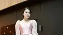 Dalam balutan gaun bernuansa pink, Sandra Dewi tampil begitu manis. Aksen tile membuat tampilannya terlihat begitu delicate. [Foto: Instagram/ Sandra Dewi]