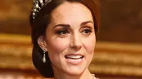 Kate Middleton memakai mahkota milik Putri Diana (John Stillwell / POOL / AFP)