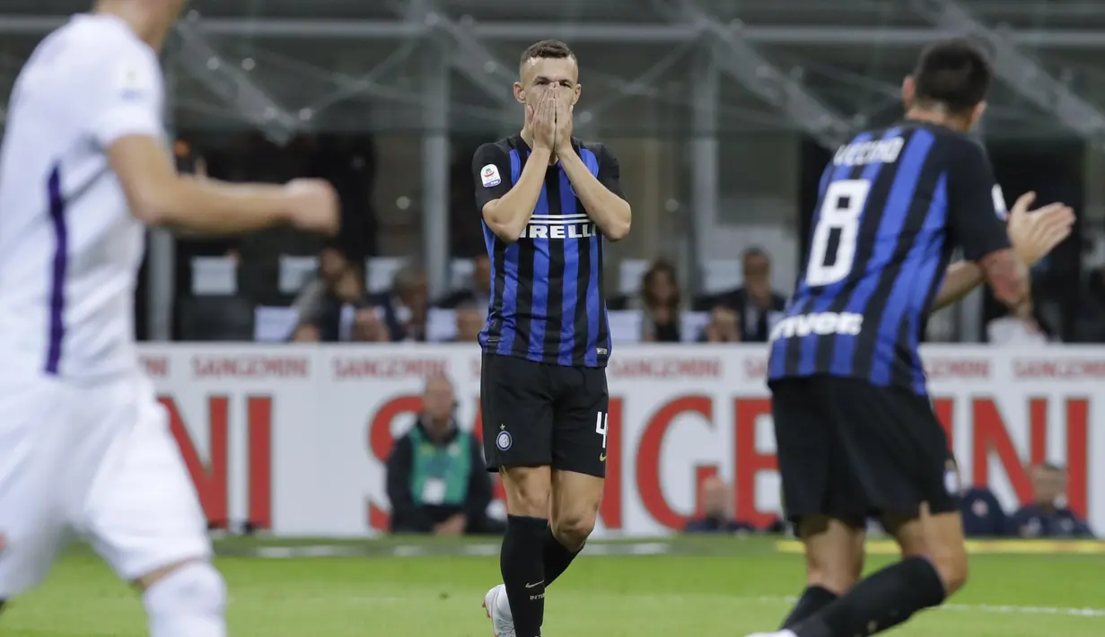 Gelandang Inter Milan, Ivan Perisic, tampak kecewa usai gagal membobol gawang Fiorentina pada laga Serie A Italia di Stadion Giuseppe Meazza, Rabu (26/9/2018). Inter Milan menang 2-1 atas Fiorentina. (AP/Luca Bruno)