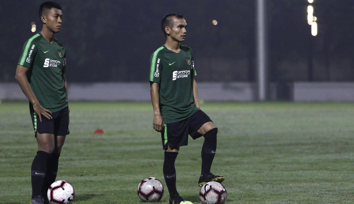 Pemain Timnas Indonesia, Riko Simanjuntak, mendengarkan arahan saat latihan di Lapangan ABC Senayan, Jakarta, Jumat (7/6). Latihan ini persiapan jelang laga persahabatan melawan Yordania. (Bola.com/Yoppy Renato)