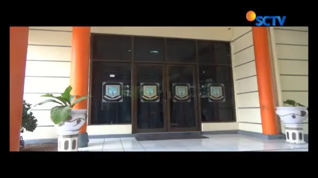 Terkait operasi tangkap tangan yang dilakukan KPK, ketiga ruangan di Kantor DPRD Kota Mojokerto turut disegel