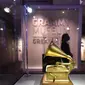 Orang-orang mengunjungi Museum Grammy pada hari pertama dibuka kembali setelah lebih dari setahun ditutup akibat COVID-19 di Los Angeles, Jumat (21/5/2021). Mulai 15 Juni, California akan mencabut sebagian besar pembatasan pandemi, termasuk jarak sosial dan penggunaan masker. (Frederic J. BROWN/AFP)