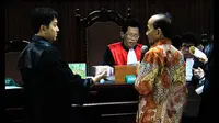 Gubernur Riau nonaktif Annas Maamun bersaksi di Pengadilan Tipikor, Jakarta, Senin (19/1/2015). Beberapa barang bukti ditunjukkan JPU dihadapan Hakim Pengadilan Tipikor, Jakarta. (Liputan6.com/Faisal R Syam)