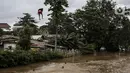 Anak-anak melompat ke Sungai Ciliwung saat banjir melanda Jalan Bina Warga Rt 005/Rw 07 Kelurahan Rawa Jati, Jakarta, Senin (8/2/2021). Banjir setinggi 60-190 cm tersebut disebabkan oleh luapan air Sungai Ciliwung dan curah hujan Jakarta yang tinggi. (Liputan6.com/Johan Tallo)