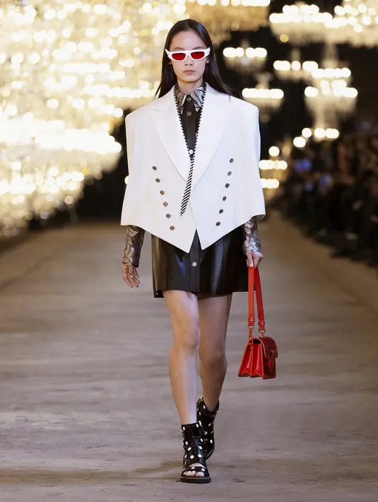 Mulai dari slip chainmail asimetris, celana, blazer, dan rok kulit, hingga atasan renda. Koleksi ini melesat ke kedalaman masa kini.(dok/Louis Vuitton).