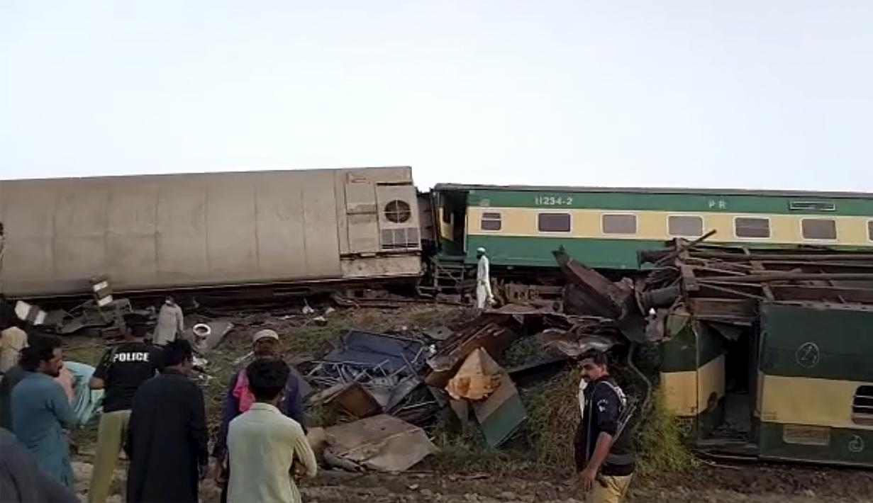 Gambar dari video ini, menunjukkan kereta setelah tabrakan di Ghotki, Pakistan, Senin (7/6/2021). Juru bicara Pakistan Railways mengatakan kemungkinan masih banyak penumpang terjebak di dalam kereta. (AP Photo)