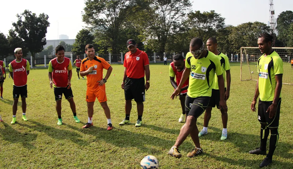 Lancine Kone saat bermain game mencetak gol ke gawang sambil mata ditutup. (bola.com/Arief Bagus)