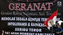 Seorang pria dari "Gerakan Rakyat Nusantara Anti Terorisme" melakukan Aksi di depan Gedung MPR/DPR Senayan, Jakarta, Rabu (16/5). Mereka juga mendesak DPR segera menyelesaikan dan mengesahkan Revisi UU anti terorisme. (Liputan6.com/JohanTallo)