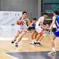 Pemain timnas Indonesia U-18 basket Cliffton Wijaya beraksi di Malaysia