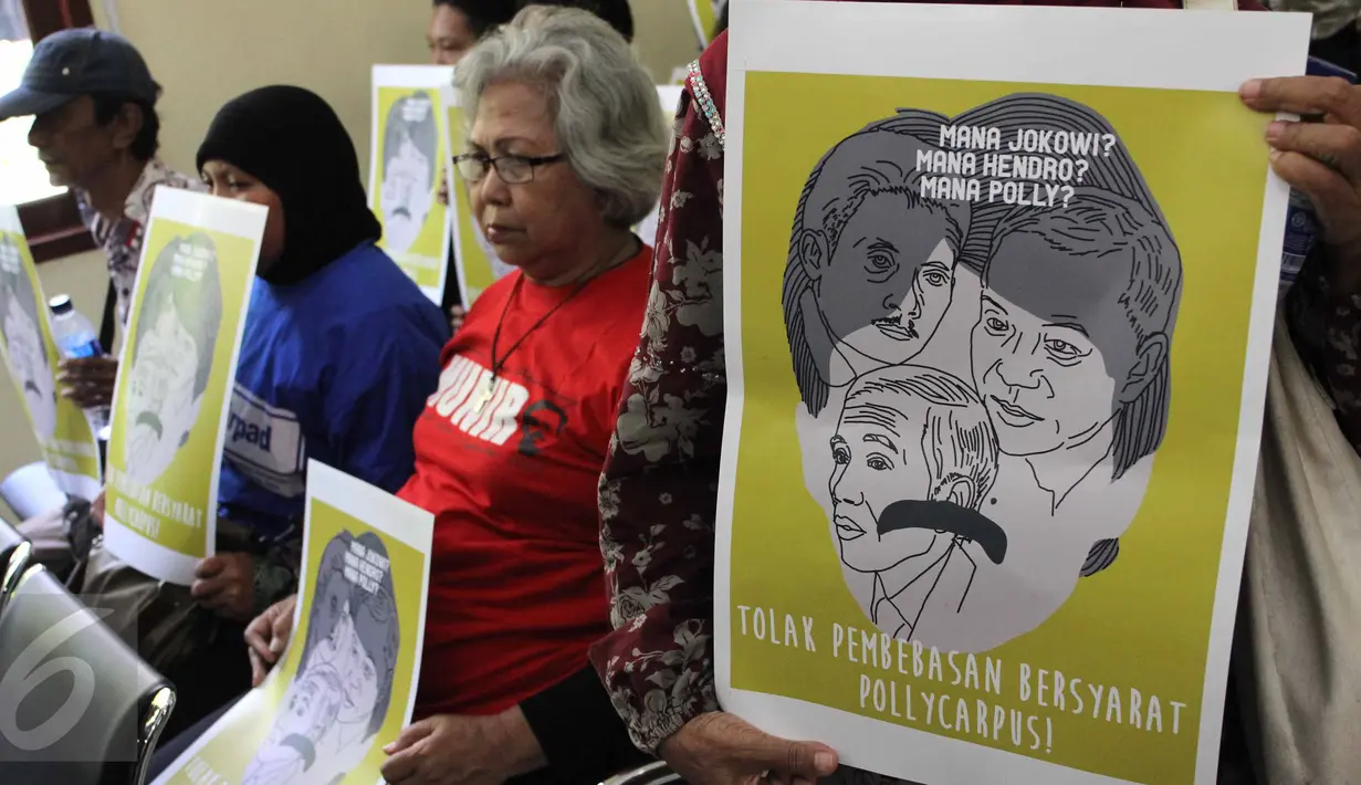 Poster yang dibawa Komite Aksi Solidaritas Untuk Munir (Kasum) saat sidang pembacaan putusan di PTUN Jakarta Timur, Rabu (29/7). Majelis hakim menolak gugatan yang diajukan LBH Jakarta atas pembebasan bersyarat Pollycarpus. (Liputan6.com/Helmi Afandi)