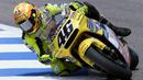 Valentino Rossi menggunakan motor dengan dominasi warna kuning bersama tim Nastro Azzurro Honda pada tahun 2001. (AFP Photo/Christophe Simon)