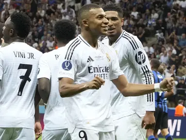 Real Madrid yang berstatus jawara Liga Champions 2023/2024 berhasil menjuarai Piala Super Eropa 2024 setelah mengalahkan klub juara Liga Europa 2023/2024, Atalanta, dengan skor 2-0 pada laga ynag dihelat di Narodowy Stadium, Warsawa, Polandia, Kamis (15/8/2024) dini hari WIB. Striker anyar Los Blancos, Kylian Mbappe sukses mencetak gol debutnya yang memantapkan keunggulan timnya 2-0 pada menit ke-68 setelah Federico Valverde membuka keunggulan pada menit ke-59. (AP Photo/Czarek Sokolowski)