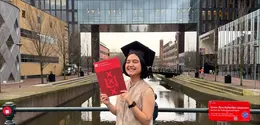 Rachel Amanda baru sempat mengambil ijazah gelar masternya di Belanda setelah dua tahun lulus. Berbeda dengan kebanyakan orang yang effort di momen kelulusan, Rachel Amanda justru pilih tampil simple [@auroramanda95]