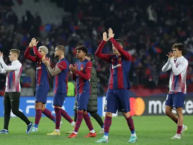 Para pemain Barcelona merayakan akhir duel matchday 5 Grup H Liga Champions 2023/2024 melawan Porto di Stadion Montjuic pada Rabu (29/11) dinihari WIB. (LLUIS GENE / AFP)