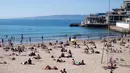 Orang-orang berjemur dan berenang di pantai Catalans (Plage des Catalans) di Marseille, Prancis Selatan, (17/4). Pantai ini memiliki dua lapangan voli pantai di mana beberapa kompetisi internasional diselenggarakan. (AFP Photo/Bertrand Langlois)