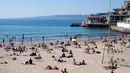 Orang-orang berjemur dan berenang di pantai Catalans (Plage des Catalans) di Marseille, Prancis Selatan, (17/4). Pantai ini memiliki dua lapangan voli pantai di mana beberapa kompetisi internasional diselenggarakan. (AFP Photo/Bertrand Langlois)