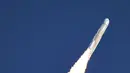 Roket "H3" generasi berikutnya Jepang, yang membawa satelit optik canggih "Daichi 3", terangkat ke langit tak lama setelah meninggalkan landasan peluncuran di Tanegashima Space Center di Kagoshima, Jepang barat daya, Selasa (7/3/2023). Kegagalan tersebut merupakan pukulan telak bagi JAXA, setelah roket tersebut bahkan gagal lepas landas pada percobaan pertamanya bulan lalu. (Photo by JIJI Press / AFP)