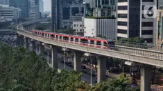 Kereta ringan atau light rail transit (LRT) saat melintasi kawasan Kuningan, Jakarta, Kamis (21/9/2023). LRT Jabodebek kembali melakukan penambahan jumlah perjalanan dari 158 perjalanan setiap harinya bertambah menjadi 230 perjalanan per hari guna memenuhi peningkatan kebutuhan para pengguna jasa. (Liputan6.com/Angga Yuniar)