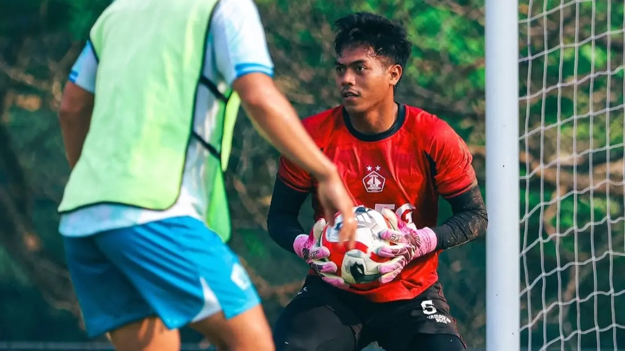Eks kiper Persebaya, Andhika Ramadhani, akan menjalani debut bersama Persik