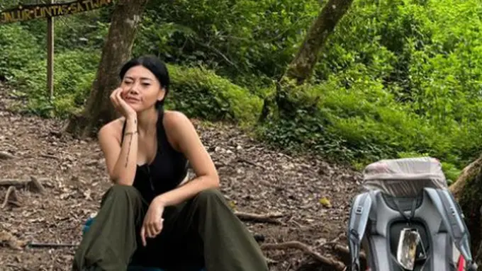 8 Gaya Sporty Wendy Walters Taklukkan Gunung Merbabu dengan Outfit dari Brand Ternama