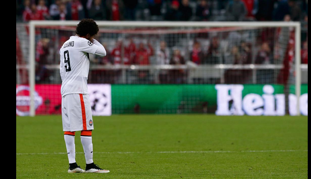 Penyerang Shakhtar Donetsk, Luiz Adriano terlihat sedih usai pertandingan pada leg kedua 16 besar Liga Champions di Allianz Arena, German (11/3/15). Bayern Munich Menang 7-0 atas Shakhtar Donetsk. (Reuters/Michaela Rehle)