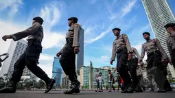 Sejumlah personil kepolisian saat melakukan aksi simulasi pengamanan dalam peringatan Hari Buruh Internasional atau biasa disebut May Day yang jatuh pada 1 Mei, di Bundaran HI, Jakarta, Jumat (30/4/2015). (Liputan6.com/Faizal Fanani)