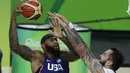 Pemain AS, DeMarcus Cousins (kiri) mencoba melewati hadangan pemain Serbia, Miroslav Raduljica pada final Basketball Olimpiade Rio 2016 di  Carioca Arena 1,  Rio de Janeiro,(22/8/2016) dini hari WIB. (AP/Charlie Neibergall)